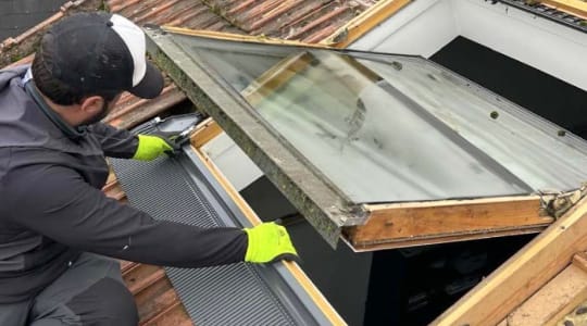 Fenêtre de toit Velux posée à Ayguesvives pour améliorer la luminosité intérieure