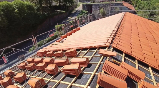 Projet de rénovation de couverture à Ayguesvives sur habitation existante