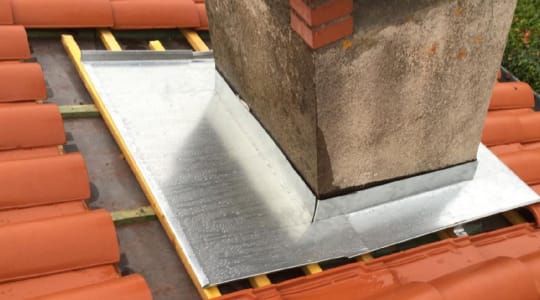 Travaux sur raccords et finitions zinc à Ayguesvives en toiture