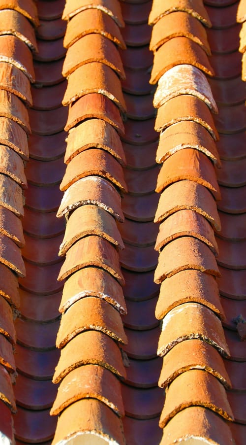 couvreur haute-garonne réalisant une toiture en tuiles terre cuite traditionnelle